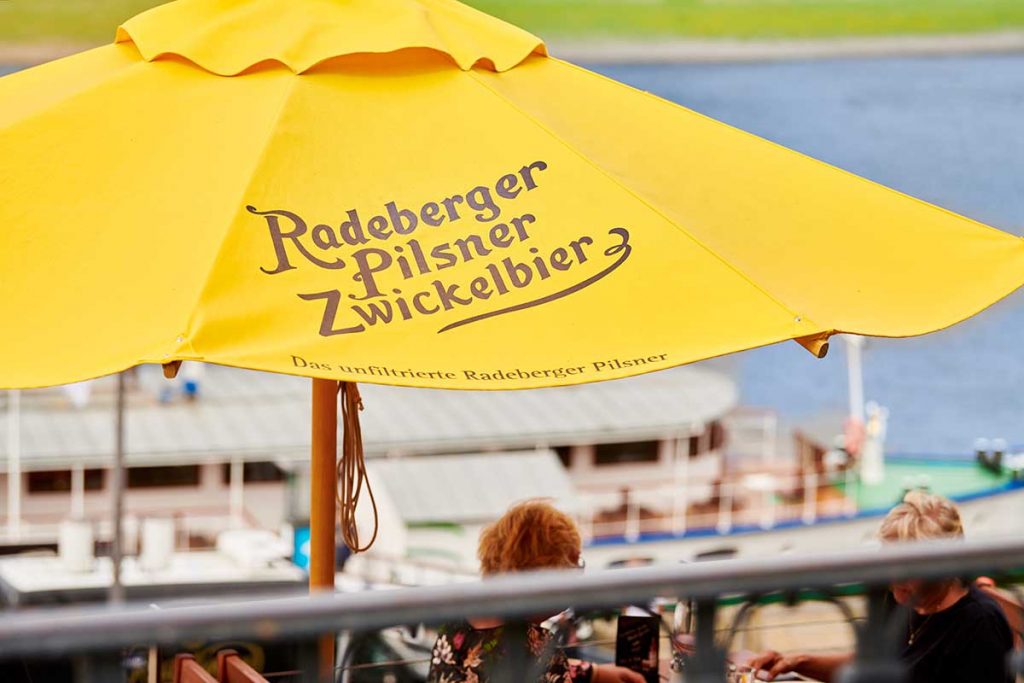 Radeberger Spezialausschank Dresden Bartheke außen mit Schirm